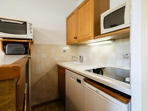 Réfrigérateur, micro-ondes, lave-vaisselle, cafetière/bouilloire