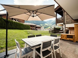 Outdoor dining - 3★ apt, 6 guests, south terr., center La Clusaz, 50m to slopes, pets allowed (La Clusaz)
