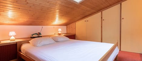2 室のベッドルーム、WiFi (無料)、ベッドシーツ