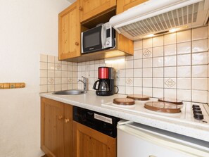 Kylskåp, mikrovågsugn, diskmaskin och kaffe- och tebryggare
