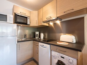 Een koelkast, een microgolfoven, een oven, een kookplaat