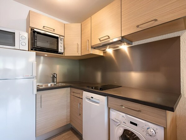 Jääkaappi, mikroaaltouuni, uuni, liesi