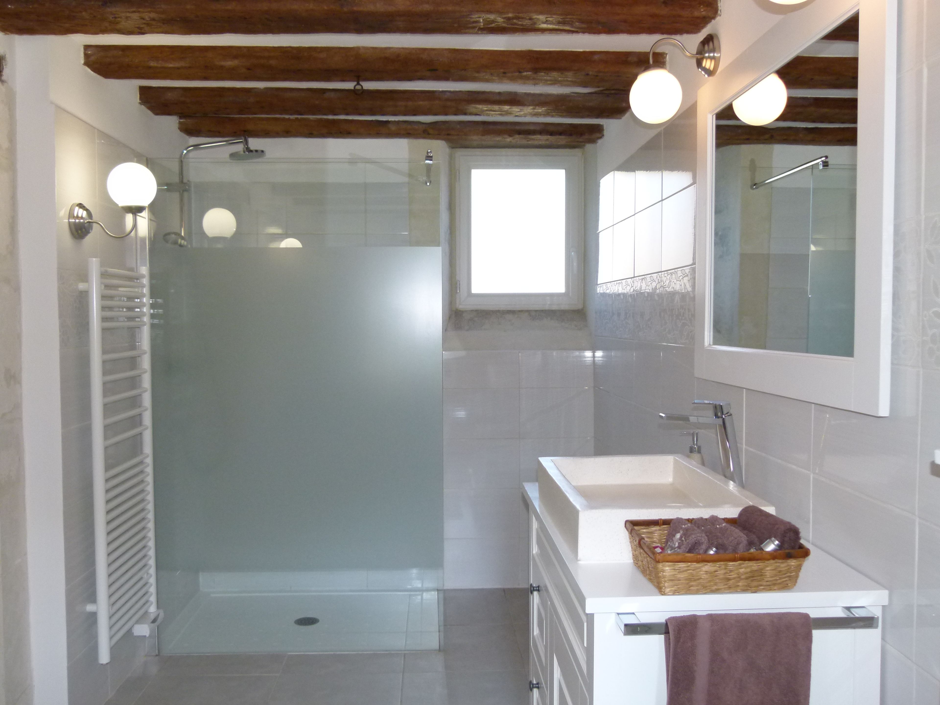 Suite, 2 chambres | Salle de bain | Douche, douche hydromassante, articles de toilette gratuits