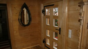 A wooden interior with a door featuring a mirror and multiple windows. - Haus Anni im Paradies (Kiefersfelden)