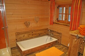 Superior Apartment (Blockhaus) | Bathroom | Free toiletries, hair dryer, towels - Haus Anni im Paradies (Kiefersfelden)
