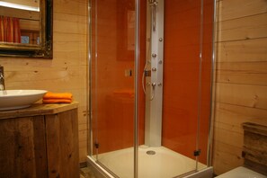 Superior Apartment (Blockhaus) | Bathroom | Free toiletries, hair dryer, towels - Haus Anni im Paradies (Kiefersfelden)