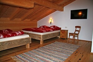 خزنة داخل الغرفة وبديكورات فريدة لكل غرفة ومكواة/لوح كي وواي فاي مجانًا