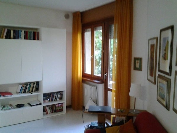 Departamento, 1 habitación | Sala de estar | Televisión de pantalla plana