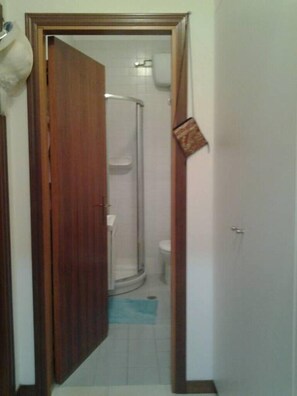 อพาร์ทเมนท์, 1 ห้องนอน | ห้องน้ำ | ฝักบัว, ของใช้ในห้องน้ำฟรี, ไดร์เป่าผม, โถสุขภัณฑ์แบบบิเดท์