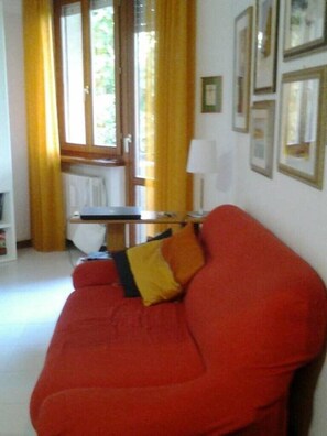 Departamento, 1 habitación | Sala de estar | Televisión de pantalla plana