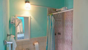 Studio cơ bản | Phòng tắm | Buồng tắm vòi sen, đồ dùng nhà tắm miễn phí, máy sấy tóc