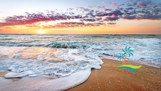 Une plage avec des vagues au coucher du soleil.