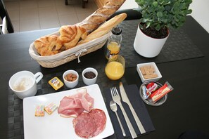 Petit déjeuner complet servi tous les jours en supplément