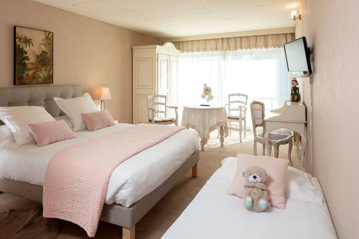 classic triple room, private bathroom | hypo-allergenic bedding, blackout curtains, free cots/infant beds