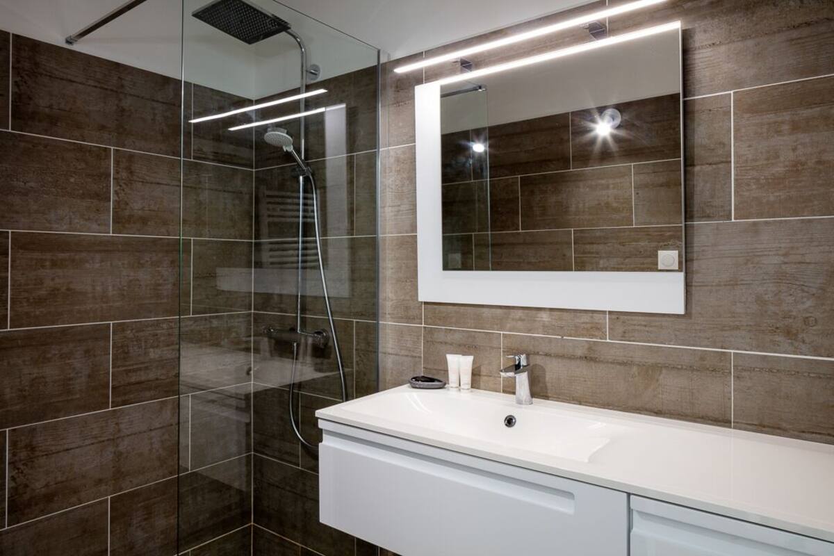 hypo-allergenic bedding, blackout curtains, free cots/infant beds