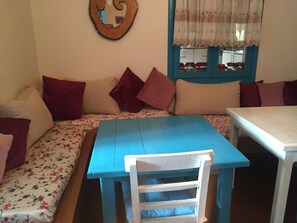 Petit déjeuner et dîner servis sur place, spécialités Cuisine locale