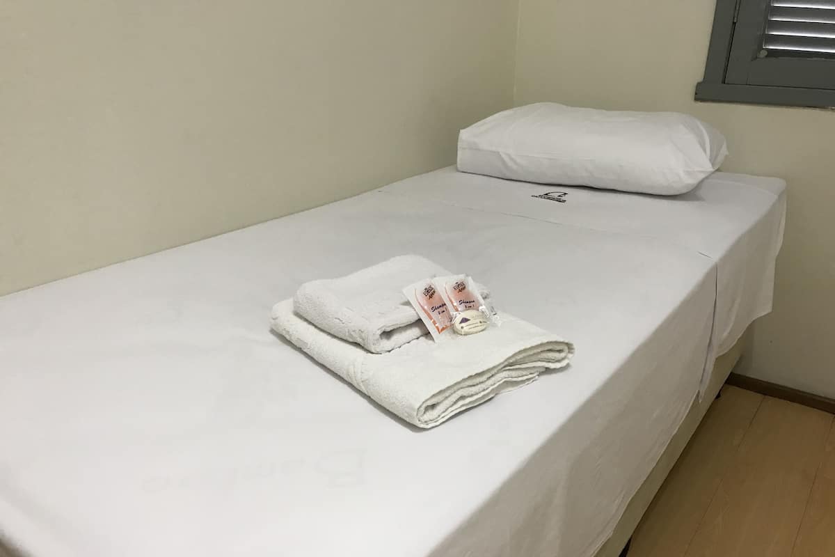Quarto solteiro econômico, 6 quartos | Escrivaninha, Wi-Fi de cortesia, roupa de cama