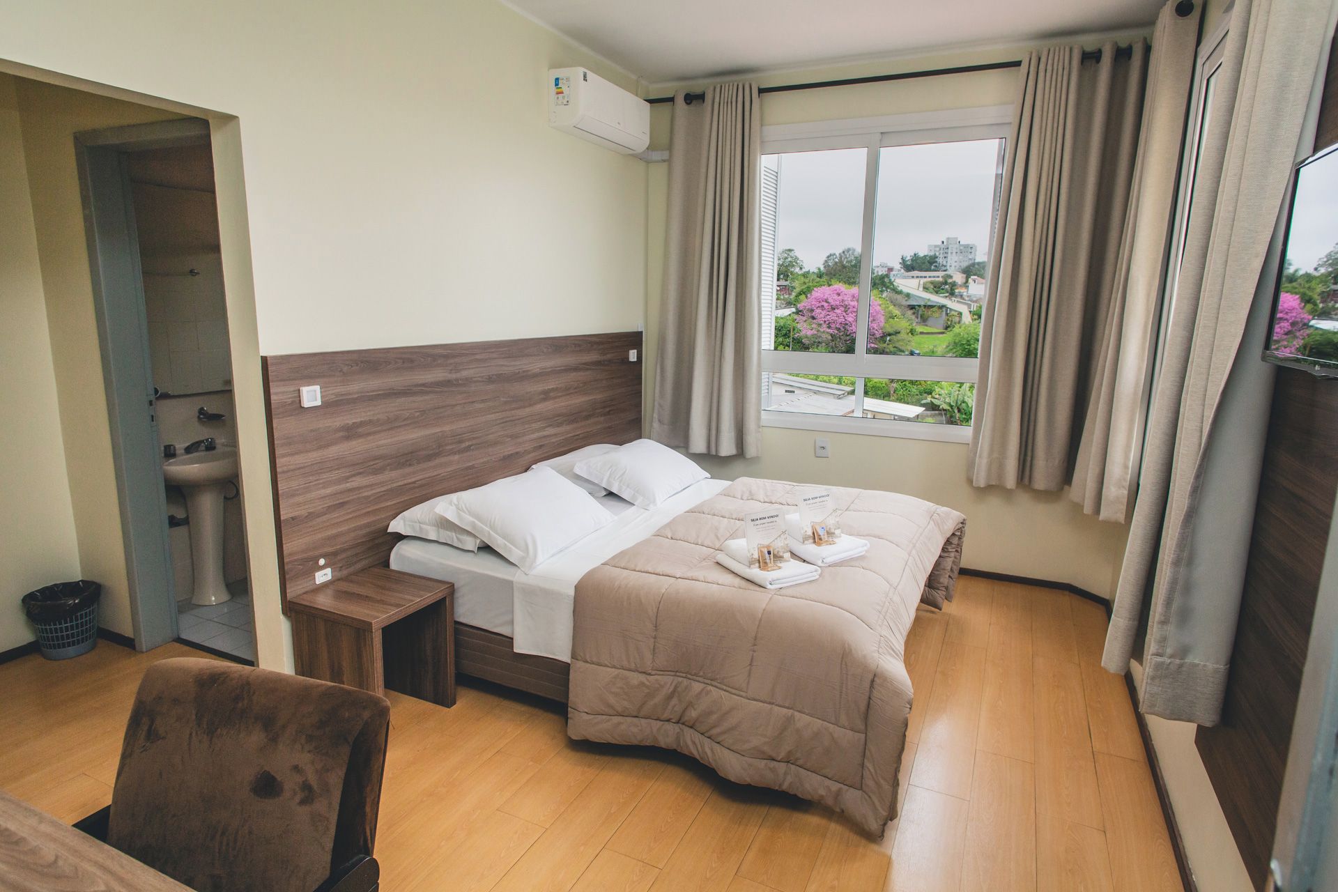Desk, cribs (free), WiFi (free), bed sheets