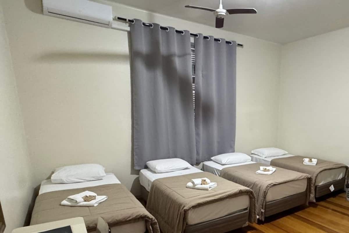 Quarto quádruplo família, 1 quarto, ar-condicionado, vista para o pátio | Escrivaninha, Wi-Fi de cortesia, roupa de cama