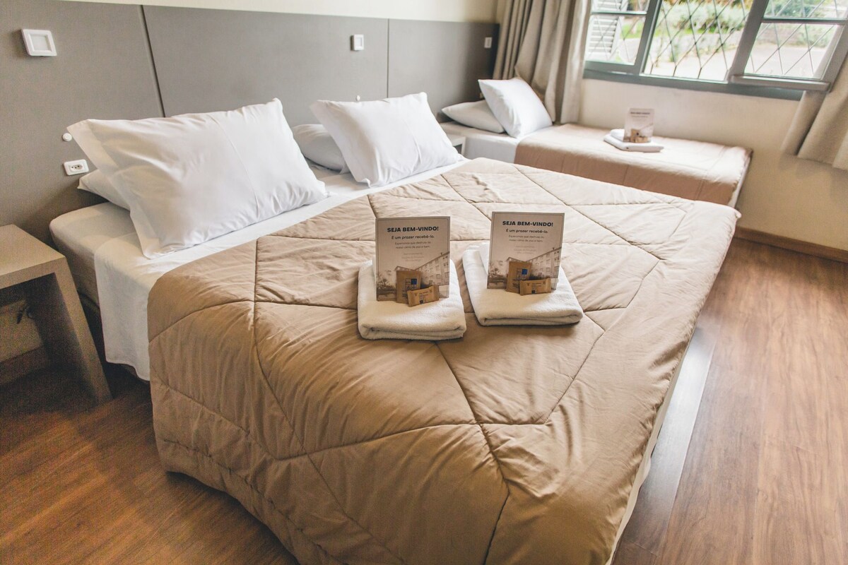 Chambre triple Deluxe, 2 chambres, climatisation | Bureau, lit de bébé (gratuit), accès au Wi-Fi (inclus), literie fournie