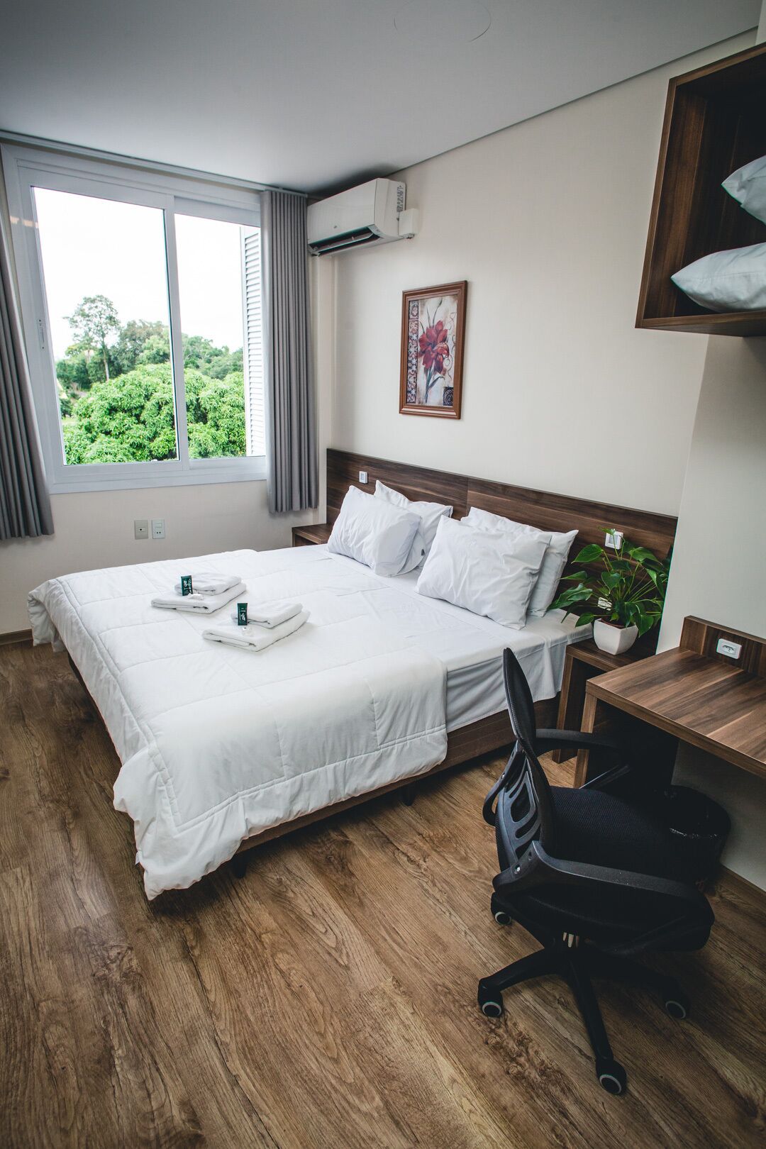 Deluxe-Doppelzimmer, 1 Doppelbett, Klimaanlage, Blick auf den Innenhof | Schreibtisch, kostenloses WLAN, Bettwäsche