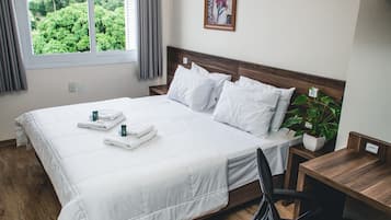 Quarto casal luxo, 1 cama de casal, ar-condicionado, vista para o pátio | Escrivaninha, Wi-Fi de cortesia, roupa de cama