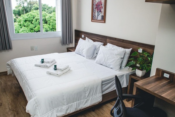 Deluxe-Doppelzimmer, 1 Doppelbett, Klimaanlage, Blick auf den Innenhof | Schreibtisch, kostenloses WLAN, Bettwäsche