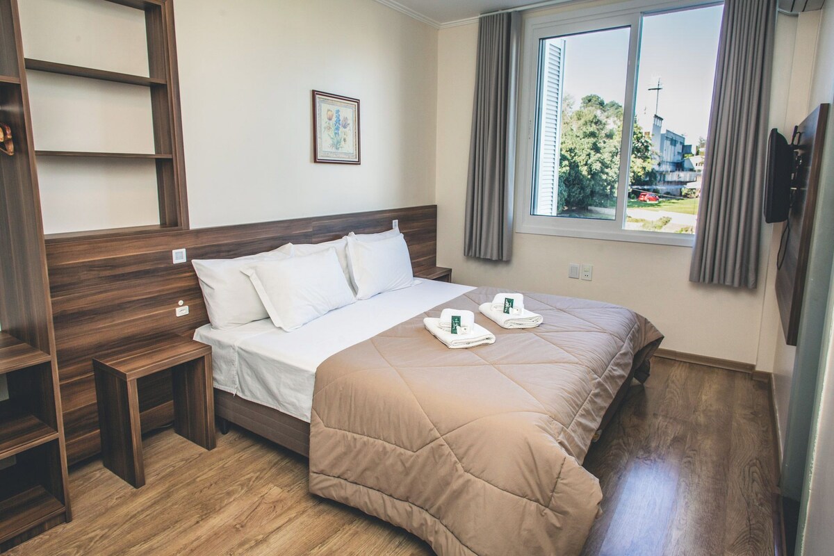 Chambre Deluxe double, 1 lit double, climatisation, vue sur la cour intérieure | Bureau, lit de bébé (gratuit), accès au Wi-Fi (inclus), literie fournie