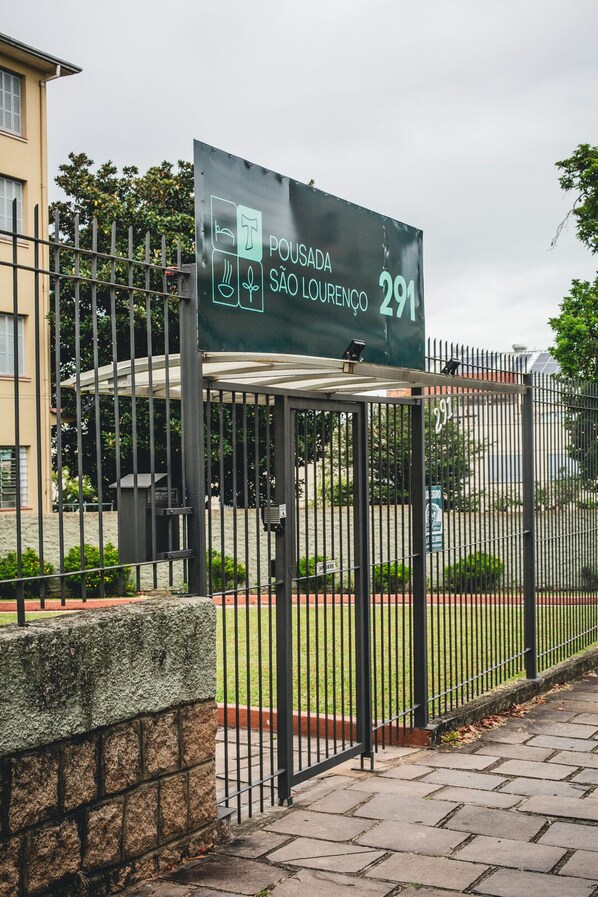 A gated entrance with a sign indicating 'Pousada São Lourenço' and the number '291'. - Hotel Pousada São Lourenço (Porto Alegre)