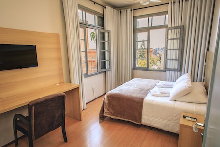 Desk, free cots/infant beds, free WiFi, bed sheets. Hotel Pousada São Lourenço