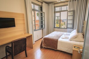 Escritorio, wifi gratis y ropa de cama 