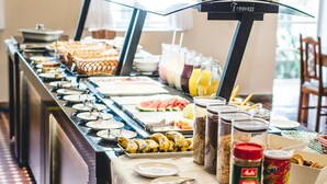 Un buffet proposant une variété de plats et d'accompagnements.