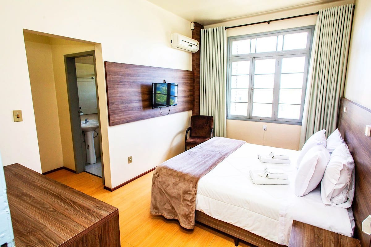 Escrivaninha, Wi-Fi de cortesia, roupa de cama