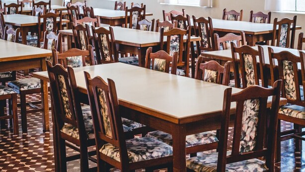 A dining area with multiple tables and chairs, arranged in rows. - Hotel Pousada São Lourenço (Porto Alegre)