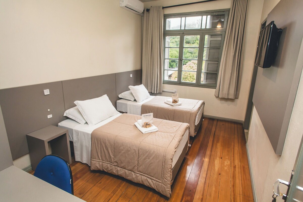 Chambre Confort, 2 lits jumeaux, entretien ménager, vue sur la cour intérieure | Bureau, lit de bébé (gratuit), accès au Wi-Fi (inclus), literie fournie