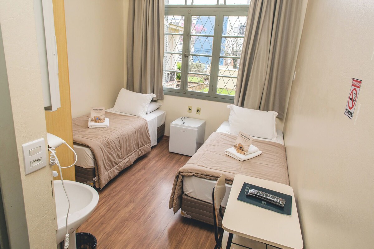 Chambre Standard avec lits jumeaux, plusieurs chambres, non-fumeur, vue sur la cour intérieure | Bureau, lit de bébé (gratuit), accès au Wi-Fi (inclus), literie fournie
