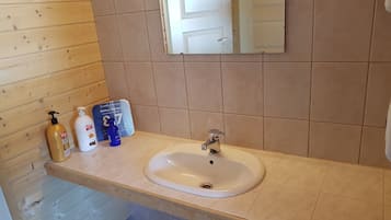 Economy Twin Room, 1 Bedroom | Bathroom sink