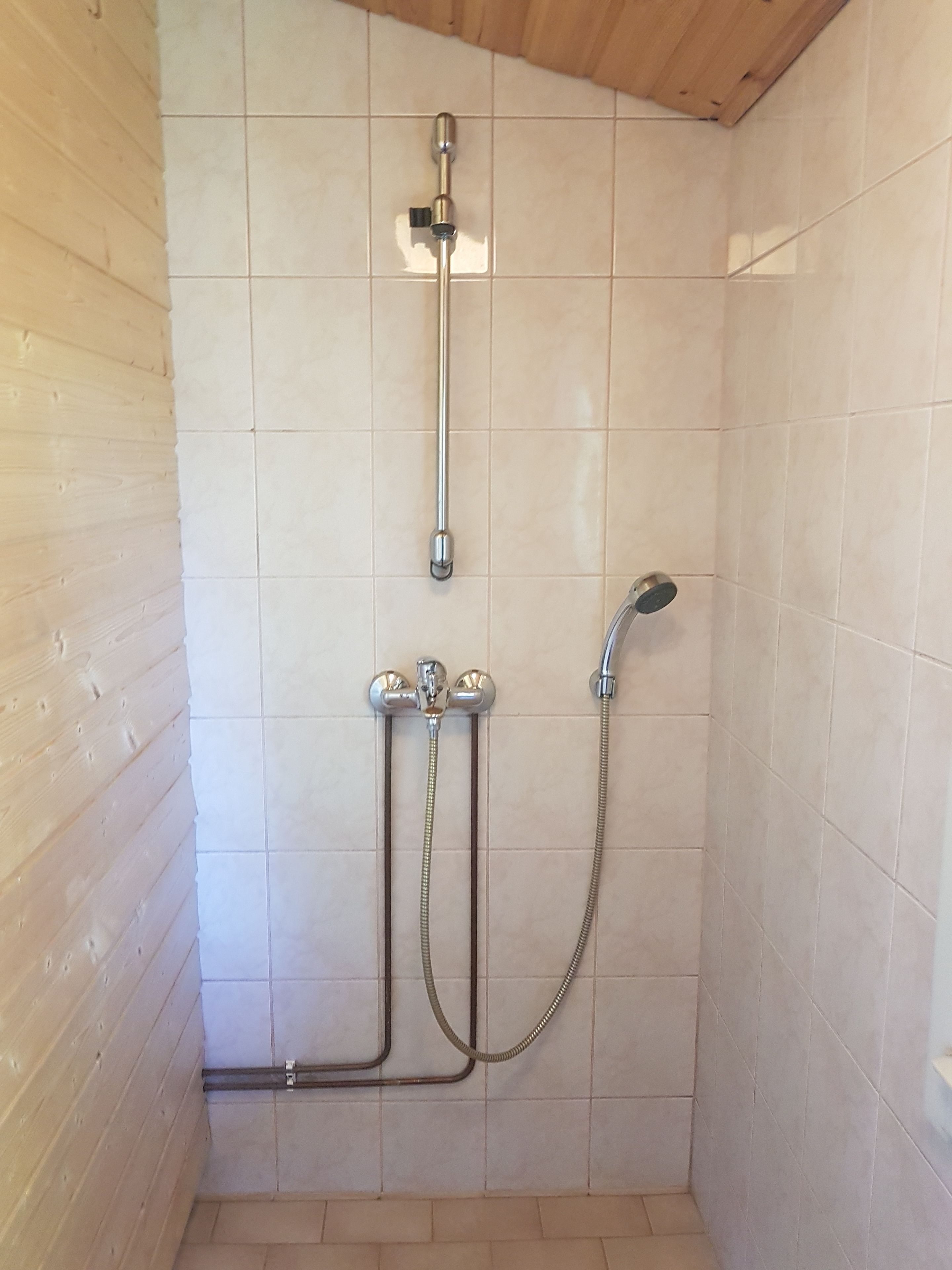 Kahden hengen economy-huone (kaksi sänkyä), 1 makuuhuone | Kylpyhuoneen suihku