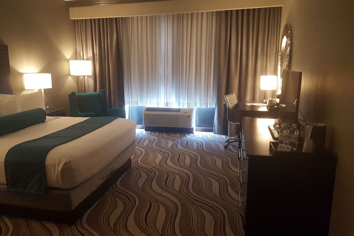 standard room, 1 king bed | in-room safe, desk, soundproofing, iron/ironing board