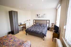 Habitación doble Confort, para no fumadores | 1 habitación, decoración personalizada, muebles diferentes y escritorio