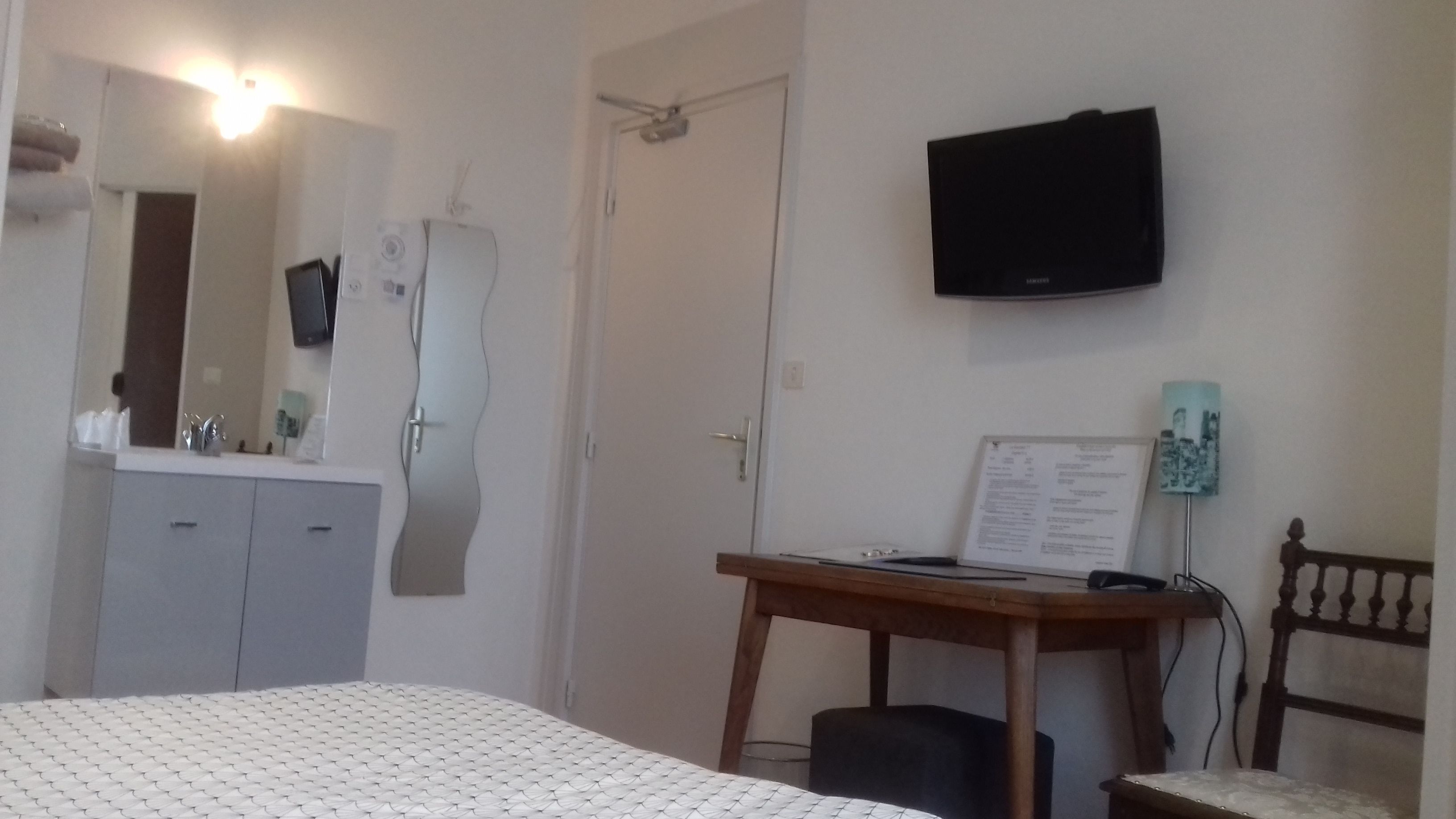 basic double room, non smoking | room amenity