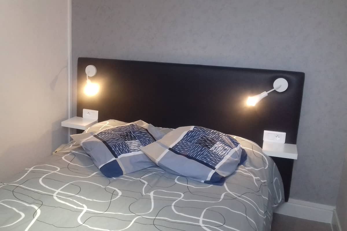 Basic Double Room, Non Smoking | Dihias secara berasingan, dilengkapkan perabot secara berasingan, meja