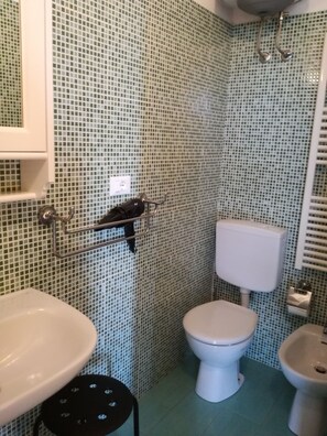 A bathroom with a toilet, bidet, and sink. - Agriturismo Il Colle (Bagno a Ripoli)