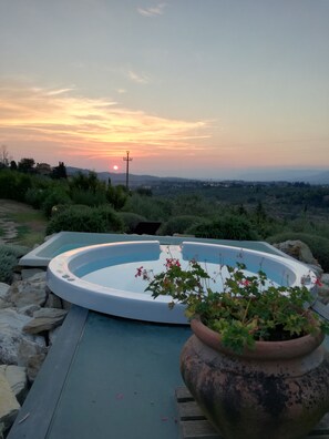 Un bain à remous avec vue sur le coucher de soleil et le paysage environnant.