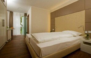 Minibar, desk, blackout drapes, iron/ironing board - Hotel & Restaurant Bakenhof (Münster)