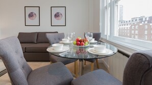 Apartment, 2 Bedrooms ((136) Hill Street 4) | Iron/ironing board, WiFi (free), bed sheets - Mayfair - Hyde Park Apartments (London)