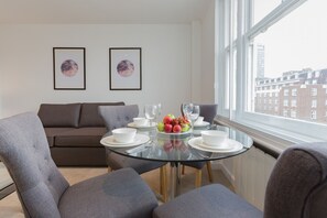 Apartment, 2 Bedrooms ((136) Hill Street 4) | Iron/ironing board, free WiFi, bed sheets - Mayfair - Hyde Park Apartments (London)
