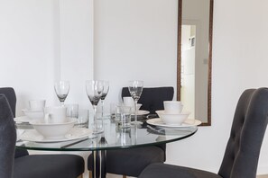 Apartment, 2 Bedrooms ((108) Hill Street 5) | Living room
