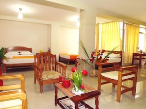 Comfort trippelrum - sovsal (män och kvinnor) | Vardagsrum | 32-tums LED-tv med kabelkanaler, tv och Netflix