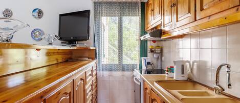 Familie villa, gedeeltelijk uitzicht op zee | Gemeenschappelijke keuken | Een koelkast met diepvriezer, een microgolfoven, een oven, een kookplaat